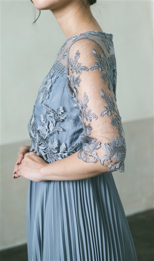 繊細な刺繍レースと細かなプリーツのロングドレス (RTL-LAD16)