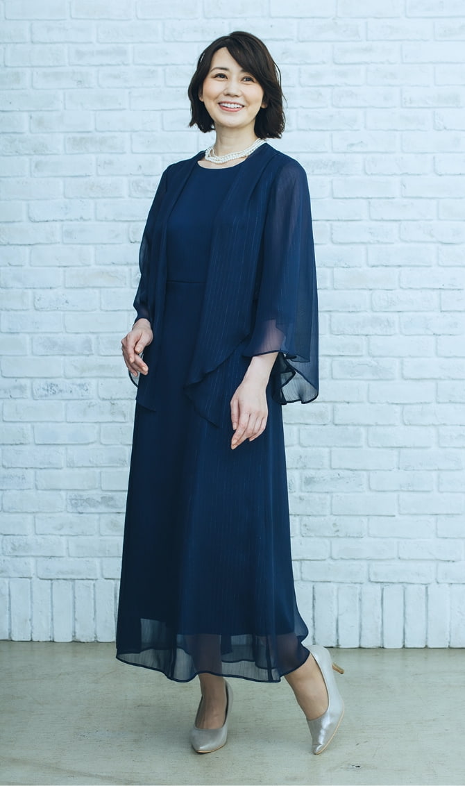 2WAYの着こなしが楽しめるショール風のドッキングドレス