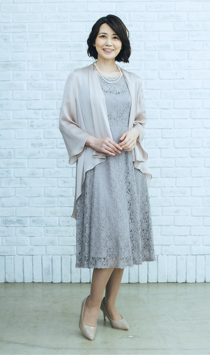 レース生地のドレスとシフォンジャケットのアンサンブル