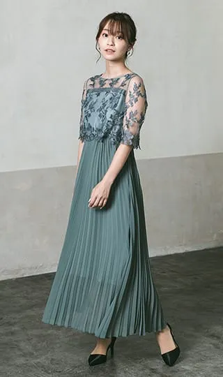 繊細な刺繍レースと細かなプリーツのロングドレス