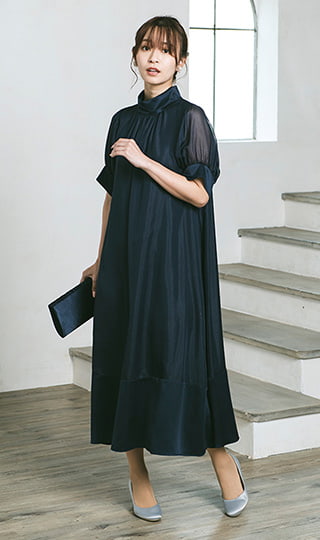 ハイネックのギャザーロングドレス