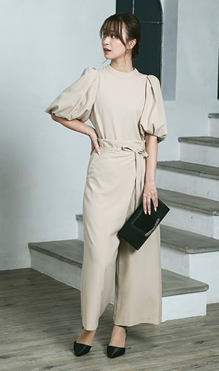 ボリュームのあるパフスリーブブラウスとラップ風パンツのセットアップ