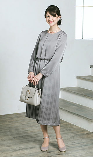 ラウンドネックのプリーツドレス