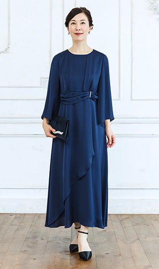 柔らかく揺れるエレガントドレス