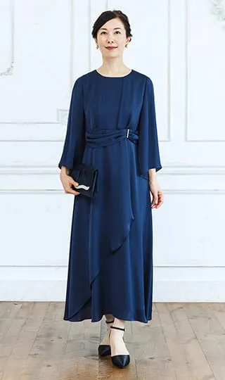 柔らかく揺れるエレガントドレス