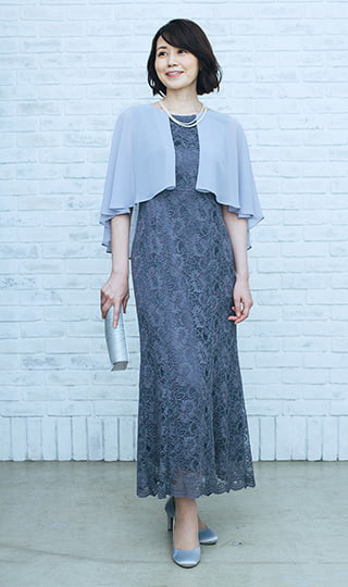 ケープがふわりと揺れる清楚スタイル