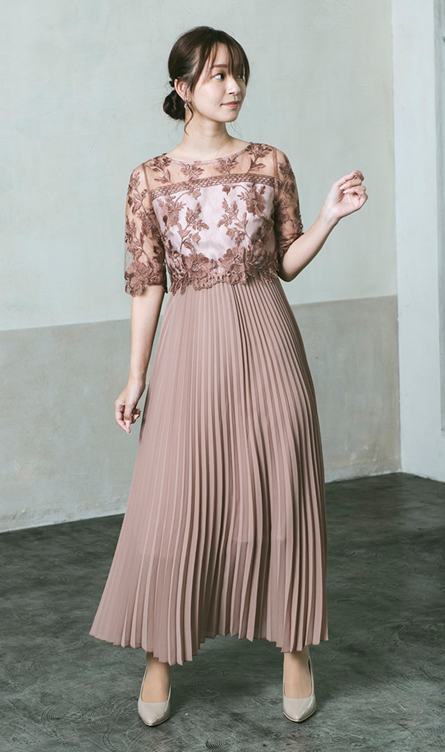 繊細な刺繍が施されたレーストップスと細かなプリーツスカートを合わせたロングドレス