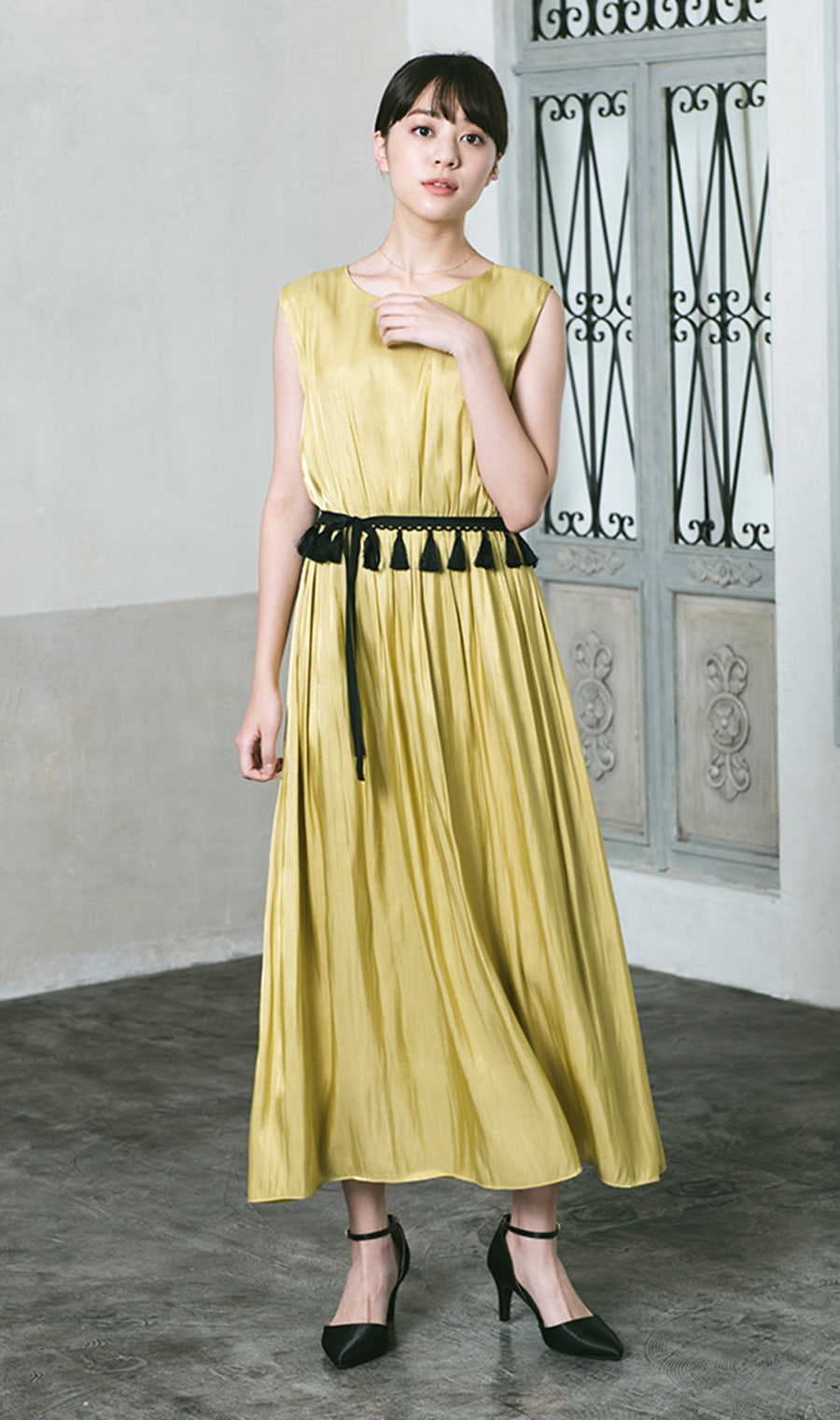 フリンジベルト付きのウエストギャザードレス