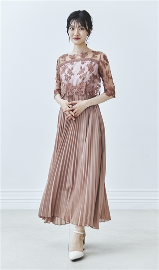 繊細な刺繍レースと細かなプリーツのロングドレス