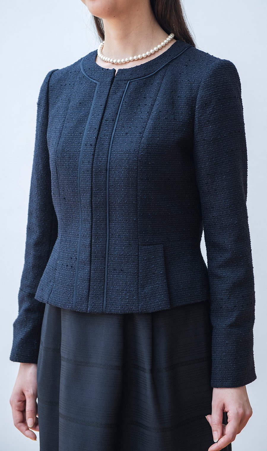 女性らしいワンピースのアンサンブル