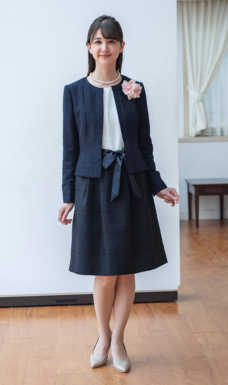 女性らしいワンピースのアンサンブル