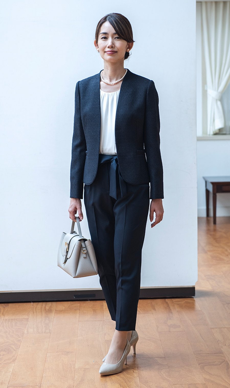 Vカラージャケット+9分丈テーパードパンツ