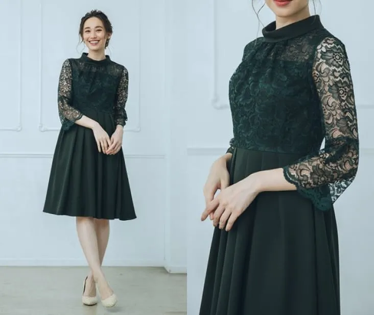 ロールネックのフレアドレスの画像