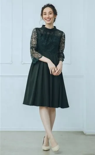 ロールネックのフレアドレス・グリーン系の画像