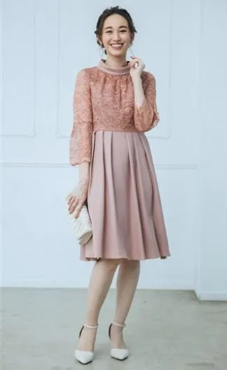 ロールネックのフレアドレス・ピンク系の画像