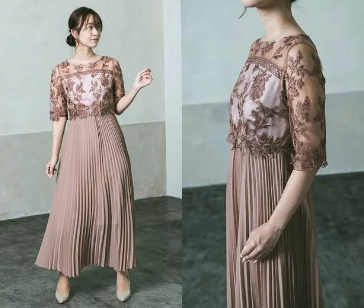 繊細な刺繍レースと細かなプリーツのロングドレスの画像