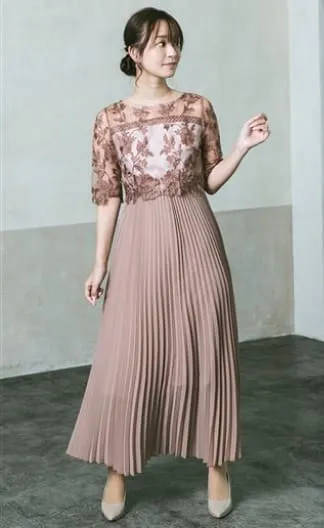 繊細な刺繍レースと細かなプリーツのロングドレス・ピンク系の画像