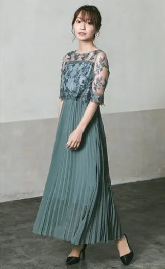 繊細な刺繍レースと細かなプリーツのロングドレス・グリーン系の画像