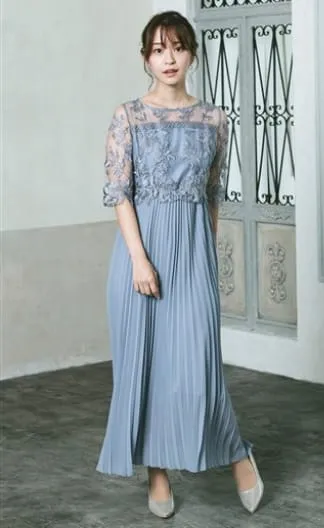繊細な刺繍レースと細かなプリーツのロングドレス・ブルー系の画像