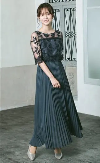 繊細な刺繍レースと細かなプリーツのロングドレス・グレー系の画像