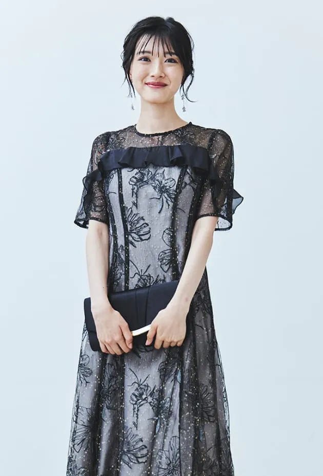 ラメラインフラワー刺繍×シフォンドレス ブラックホワイト系の画像1