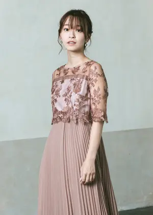 刺繍レース切替プリーツロングドレスの画像