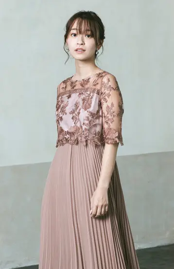 刺繍レース切替プリーツロングドレスの画像