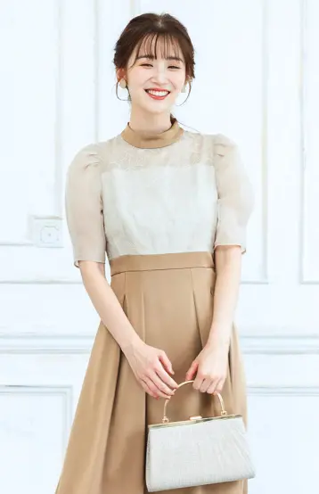 刺繍レース切替サテンワンピースの画像