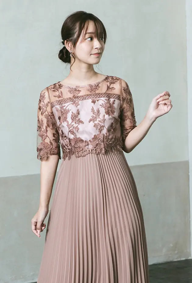 刺繍レース切替プリーツロングドレスの画像1