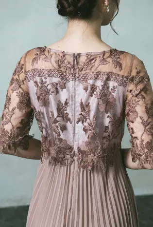 刺繍レース切替プリーツロングドレスの画像2