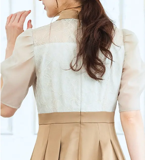 刺繍レース切替サテンワンピースの画像２