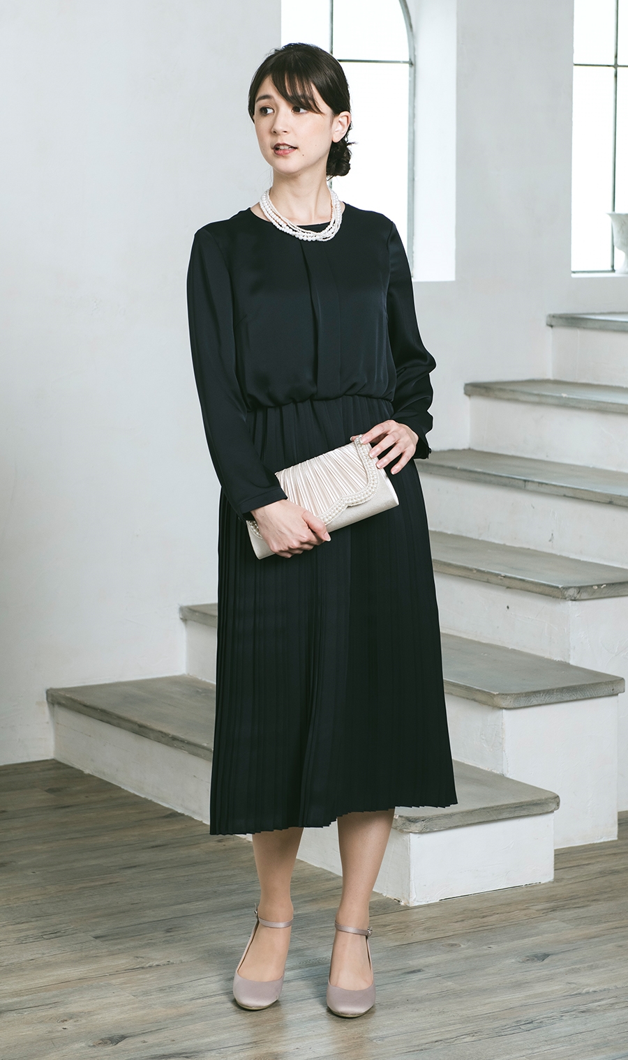 ラウンドネックプリーツドレス