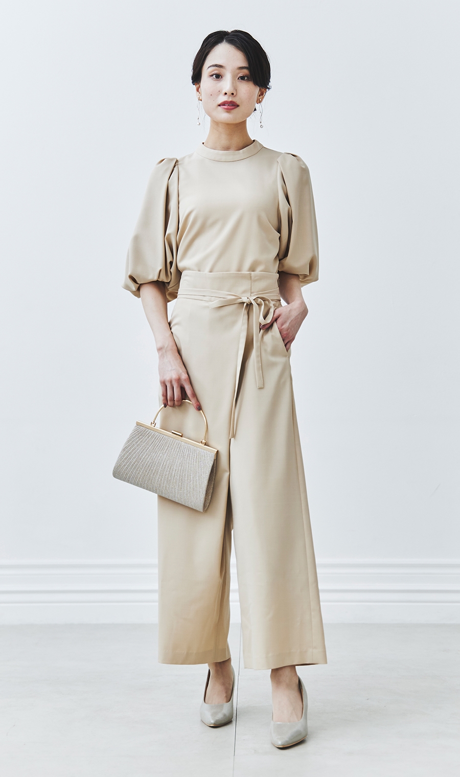 ベージュセットアップ【ボリュームパフスリーブブラウス＋ラップ風ワイドパンツ】