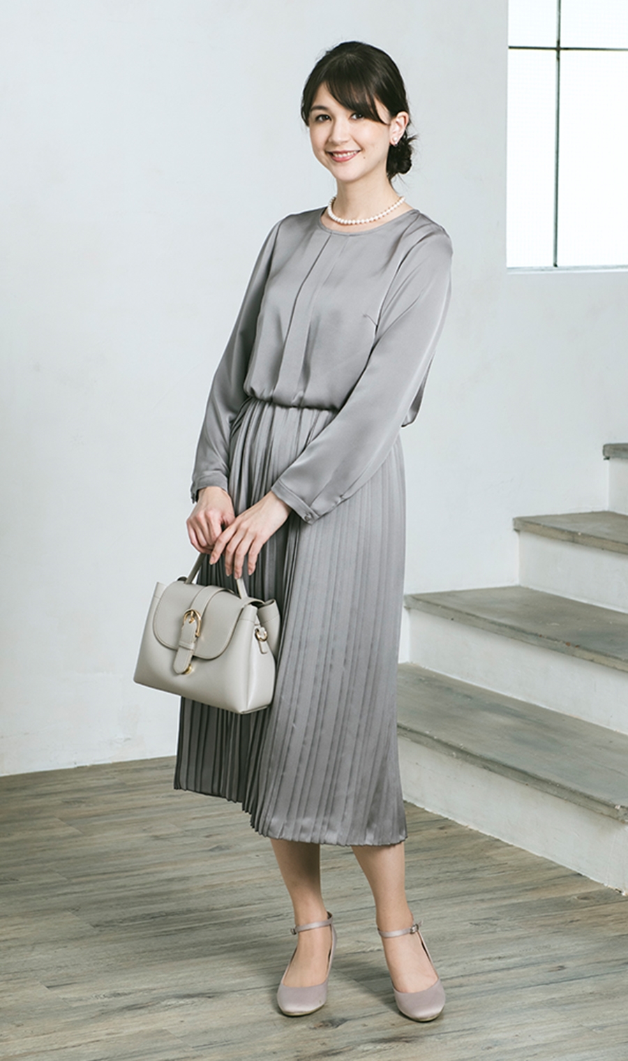 ラウンドネックプリーツドレス