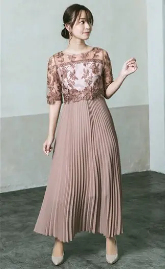繊細な刺繍レースと細かなプリーツのロングドレス・ピンク系の画像