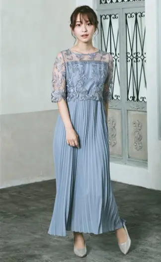 繊細な刺繍レースと細かなプリーツのロングドレス・ブルー系の画像