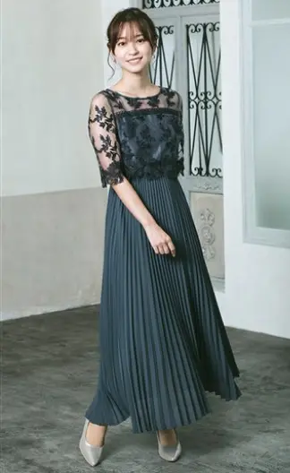 繊細な刺繍レースと細かなプリーツのロングドレス・グレー系の画像